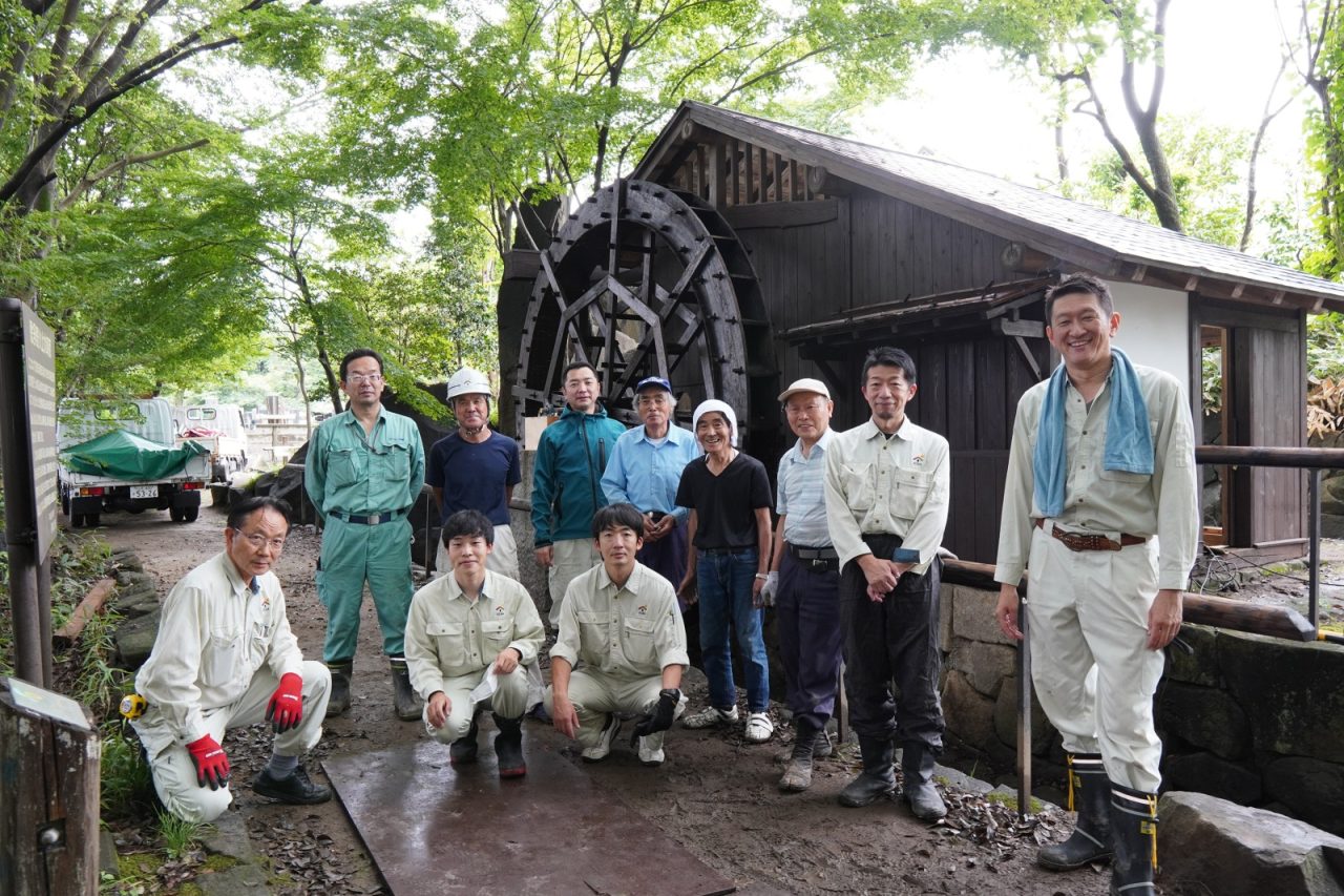 市内の公園にある水車を改修