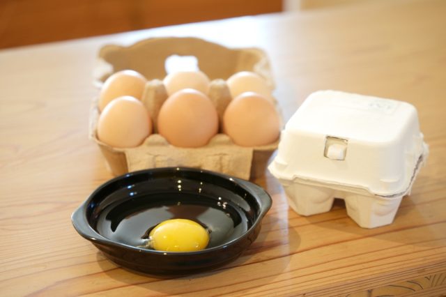 こちらもつながりのあるお米農家さんの養鶏卵。鶏はお米を食べて育っているため、黄身の色は爽やかなレモンイエローで白身もしっかり厚みがあります。