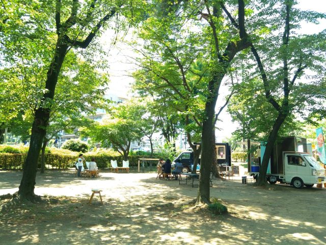 木漏れ日が綺麗な春の萩山公園