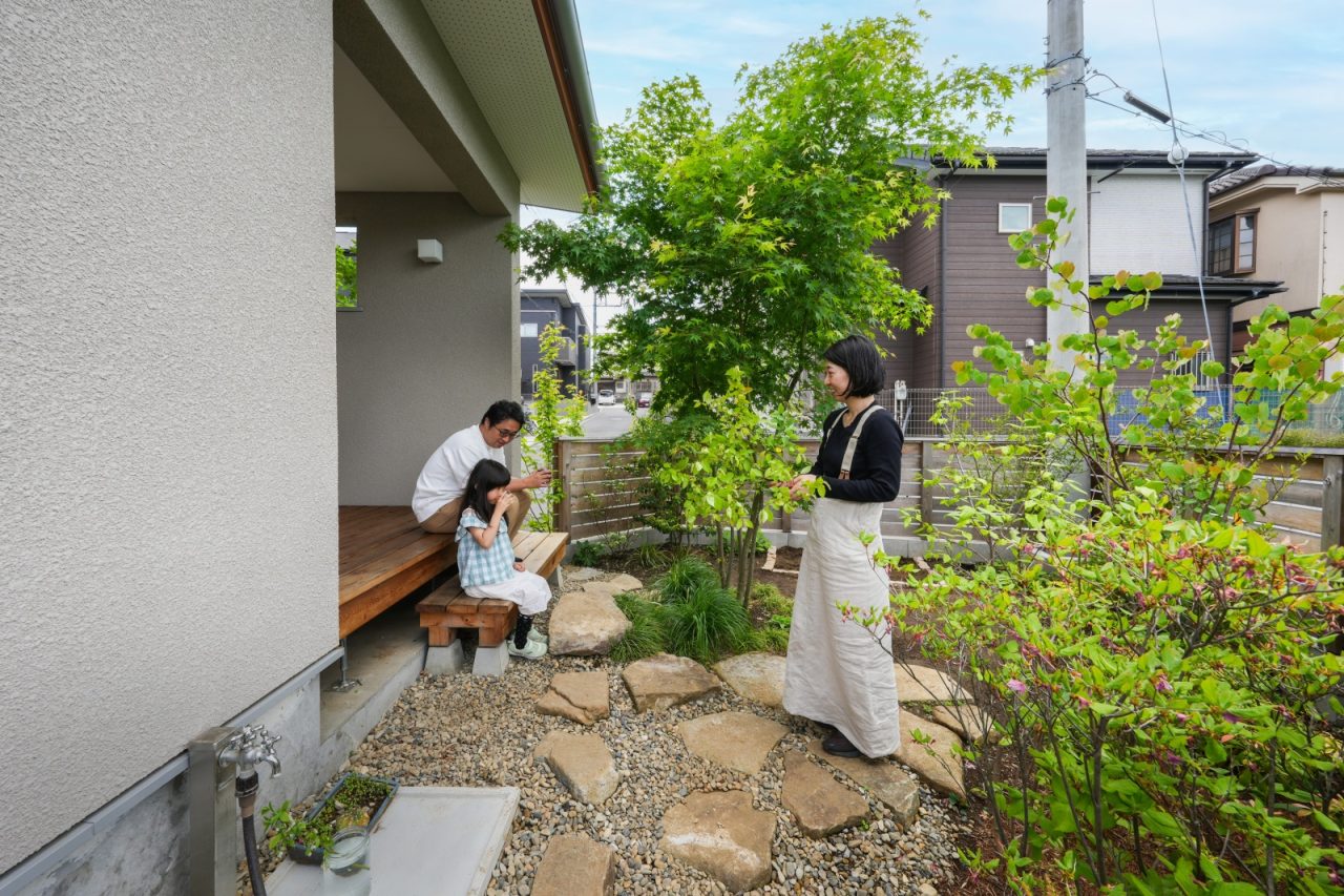 「自分の庭の木や草花を摘んで部屋に飾るのが憧れでした」と奥様。小林賢二さん作庭の四季折々の表情を見せてくれる庭が、季節の彩りを室内へと届けてくれます