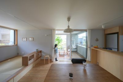 雑木が囲む半屋外空間を楽しむ暮らし