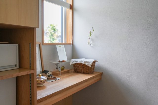 キッチン奥の小部屋は奥様のスペース。机の前にも小さな窓を