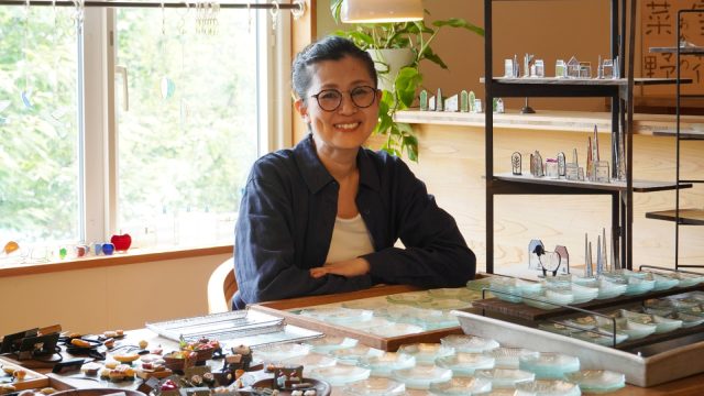 伝統的なステンドグラスの技術で、日本の昭和型板ガラスの魅力を伝える