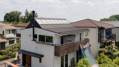 坂の上の、空と緑に包まれる家