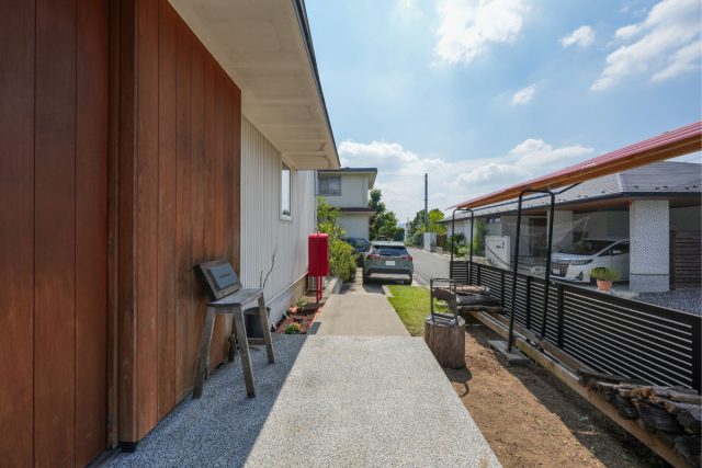 玄関を出ると目の前に空が広がる