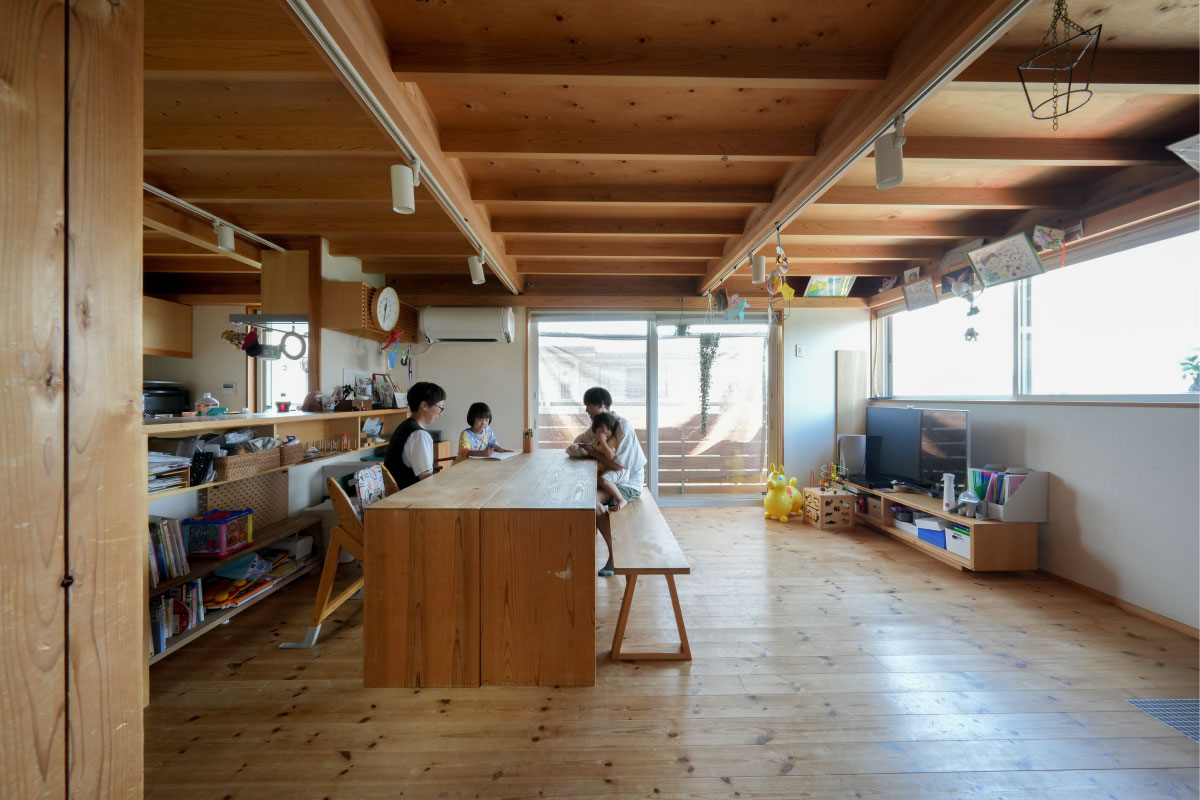 広い一室空間の2階リビング。ドミノ住宅の現しの天井、ダクトレールを利用して飾られたお子様の作品などが空間を彩ります