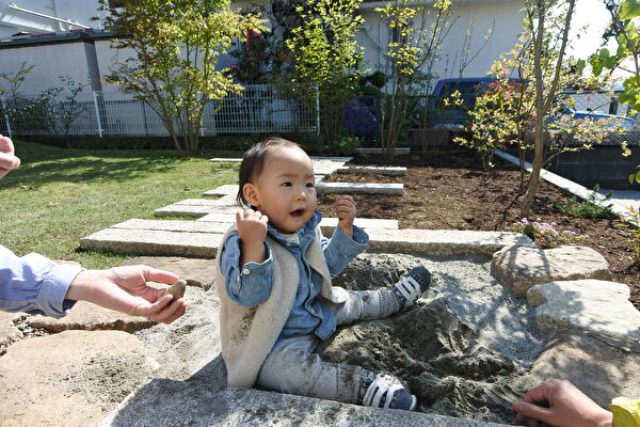 砂場で遊ぶ上のお子さん（2021年）今ではすっかりお姉さんに