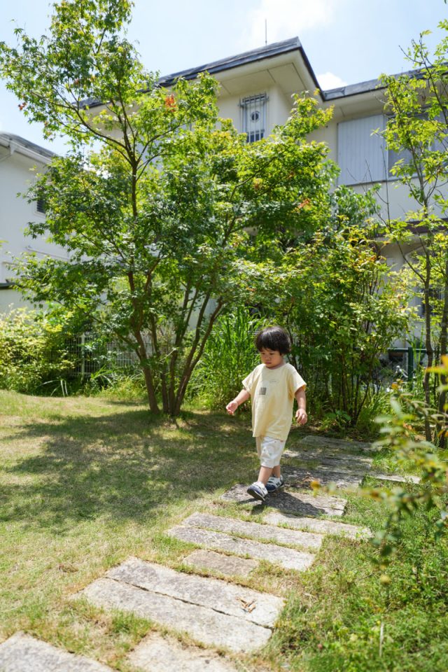 白御影の舗石も4年経って、馴染んだ雰囲気に