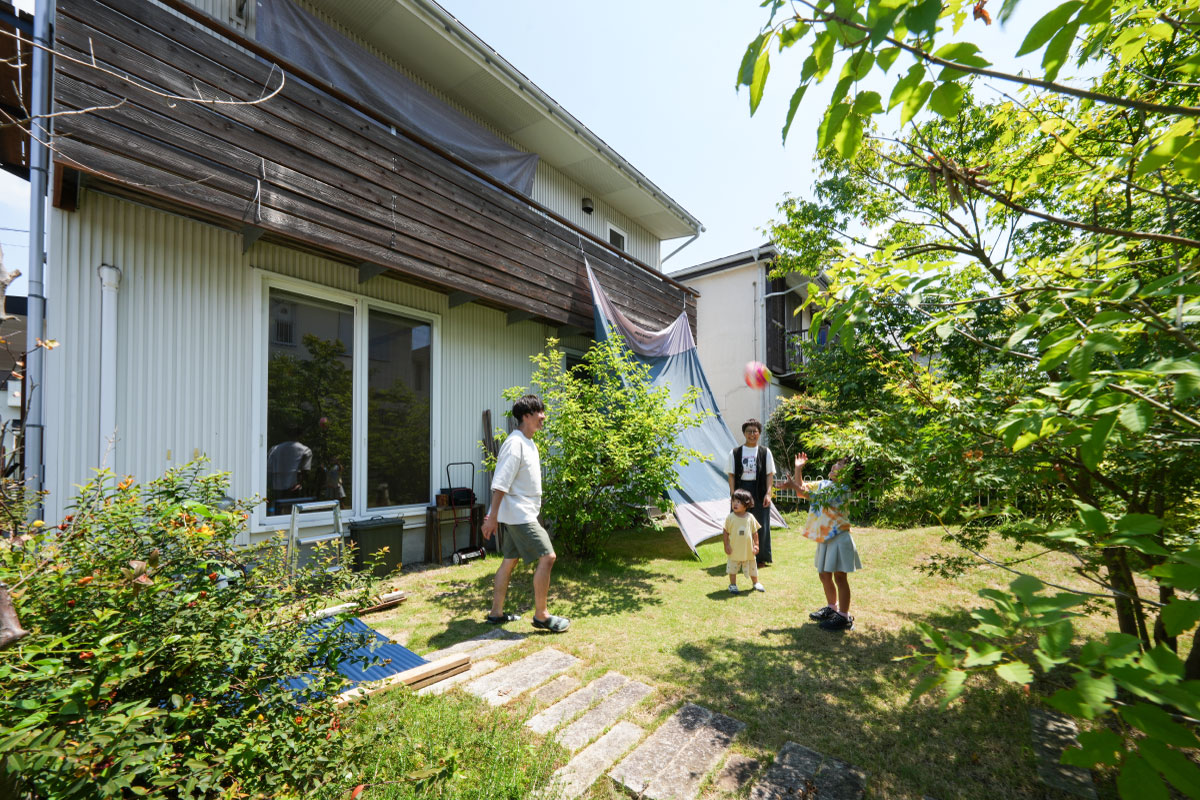 広い庭ならボール遊びも家族みんなで楽しめる！真夏の青空が似合う、溌剌としたプレイグラウンドです