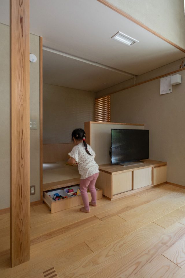 こどもの遊び場になっている小上がり畳スペース。来客時は寝室として利用する想定のためブラインドを設置