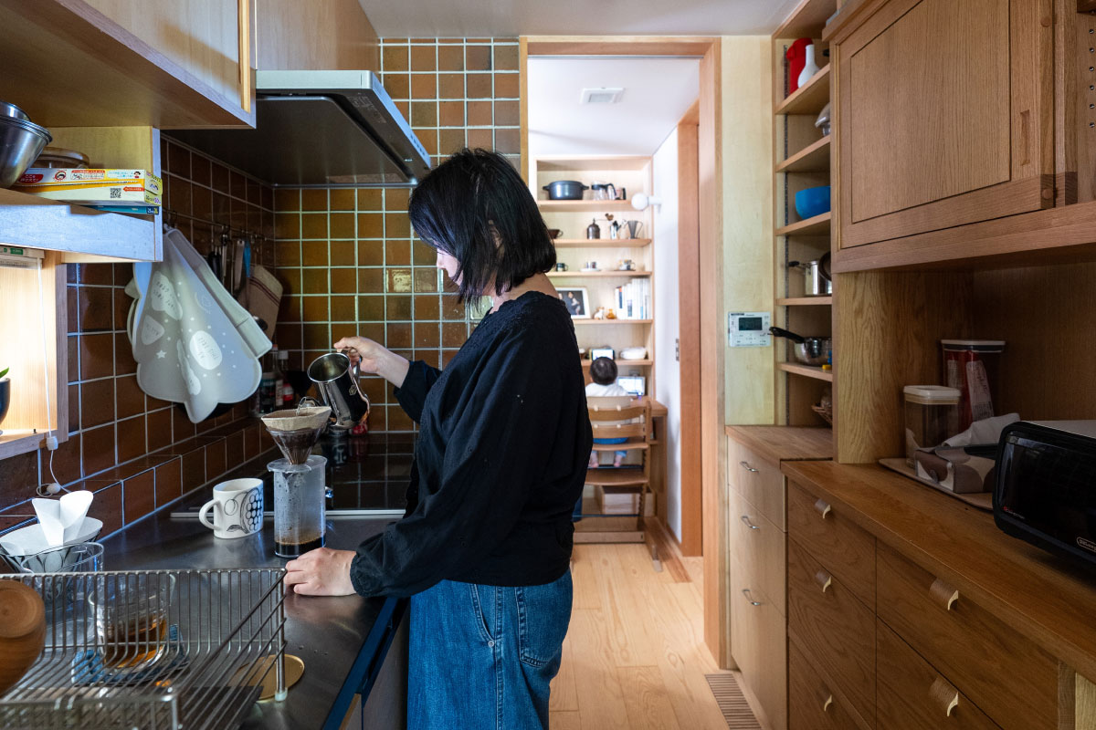 お持ちの食器棚を納めたキッチン。タイルは平田タイルを採用