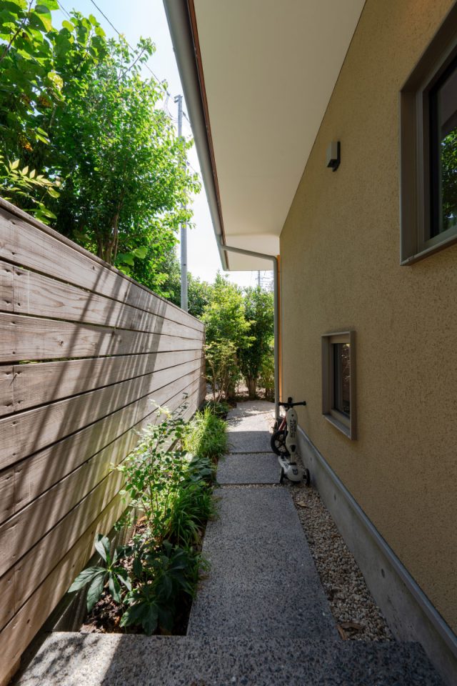 ミチニワと玄関を繋ぐアプローチ