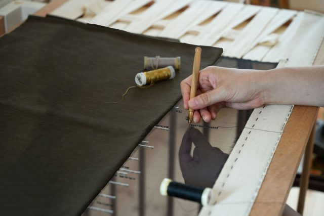 刺繍の作品づくりの様子