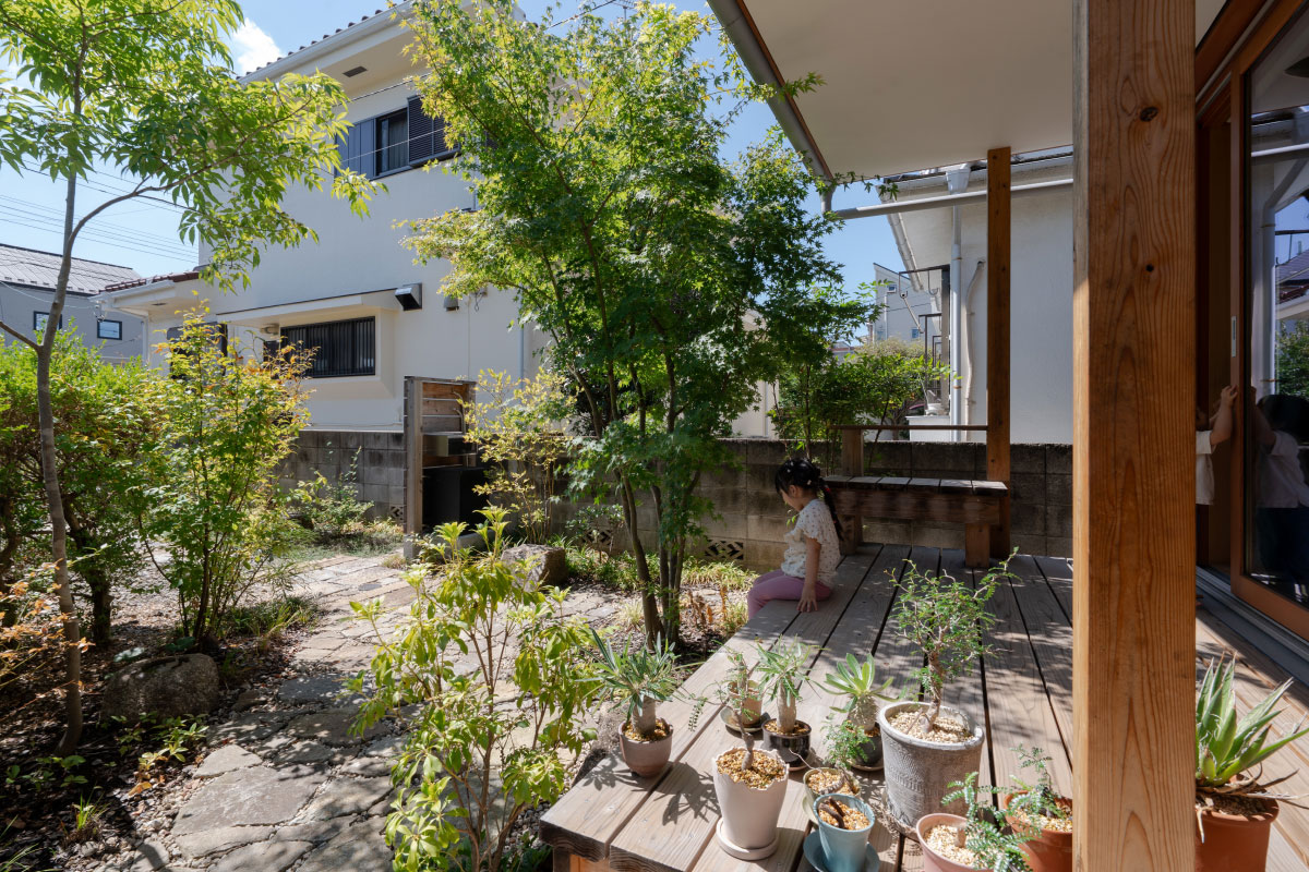 緑豊かなミチニワと、樋口木材の多摩産材を使ったデッキ