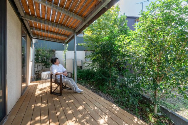 新設した1階のウッドデッキは、季節の良い時期や夕方にゆっくりした時間を過ごす場所に。奥様の実家にもあったハナミズキが植わっていたことも、この家を選んだ理由のひとつになったそう