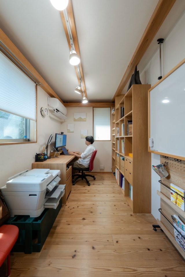 ご主人の書斎。 既存の棚と無印良品の棚がぴったり揃うように壁を新設