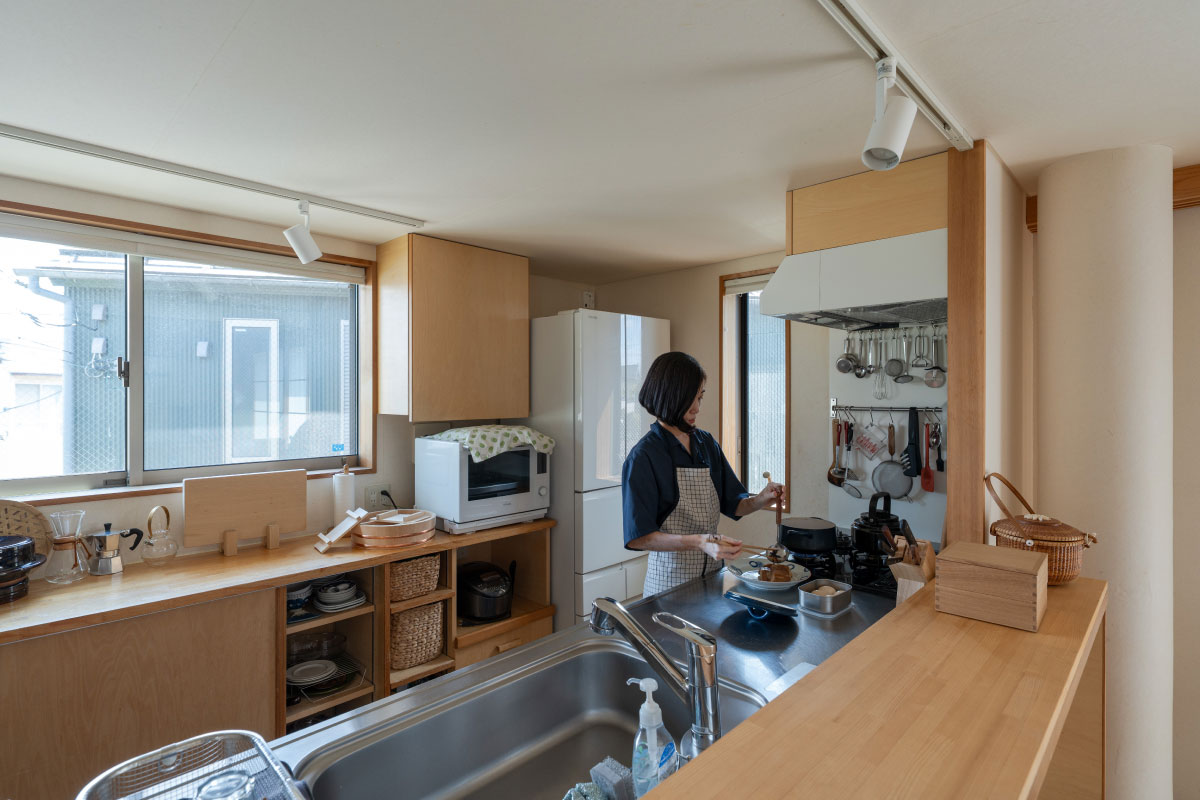 リビングに面したキッチン。 道具一つひとつ、どれも素敵でI様のこだわりを感じます