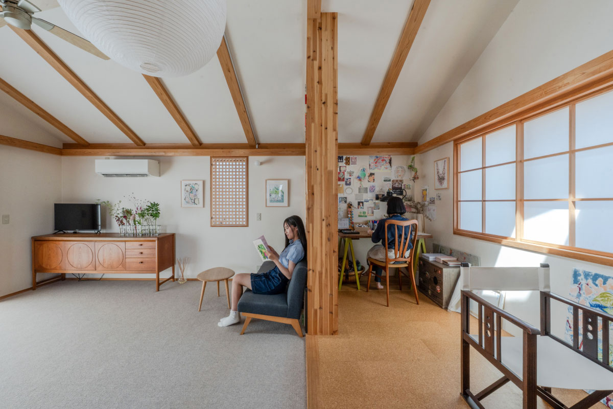 リビングのソファーはアトリエに背中合わせ。「家族の気配が感じられる小さなアトリエが自分らしい」と笑顔ではなす奥様です