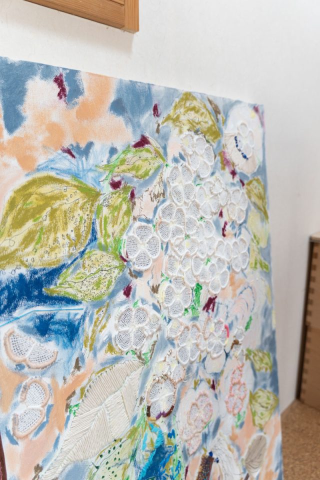奥様（アーティスト名：キジマ真紀）の作品。絵画に刺繍、テキスタイルを取り入れた繊細な作品がアトリエ、空間を彩ります