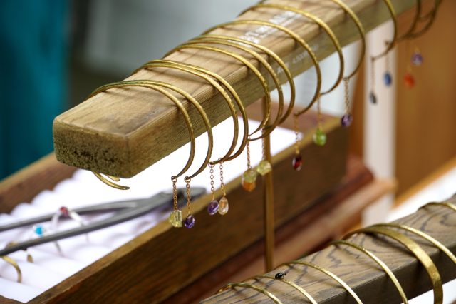 真鍮と鉱石のバングル