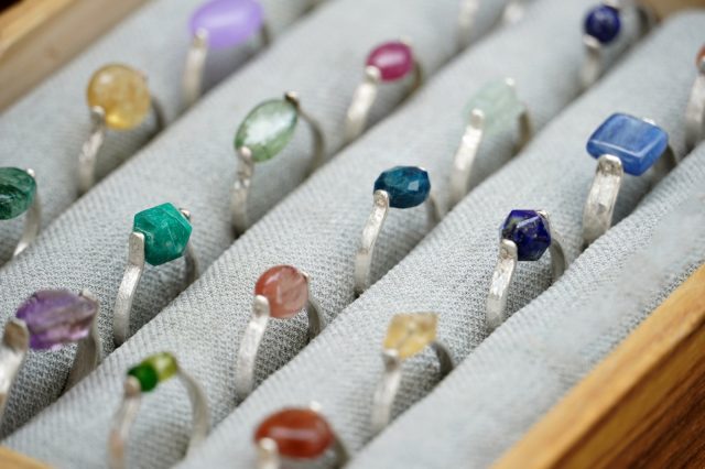 少しずつ違った色と形が魅力的な鉱石をつかったリング