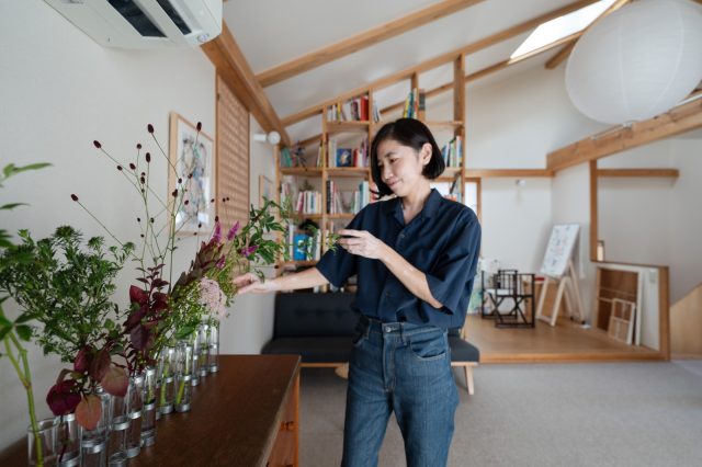 光あふれるリビングに、自然の色と香りを