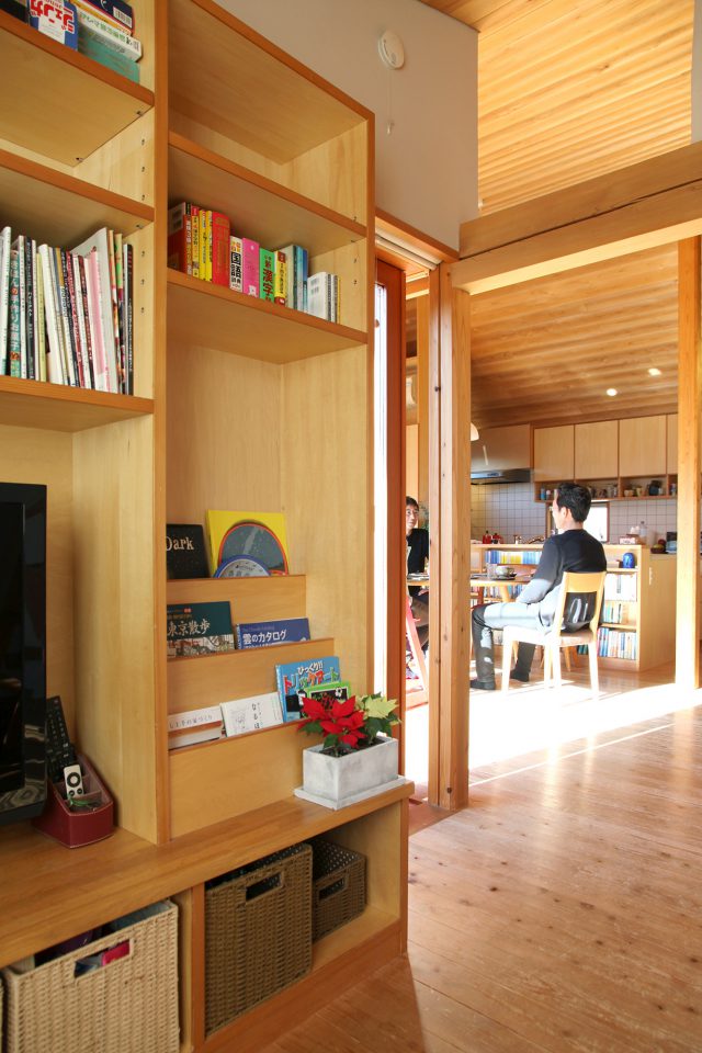 リビングスペースからダイニングキッチンを眺める。