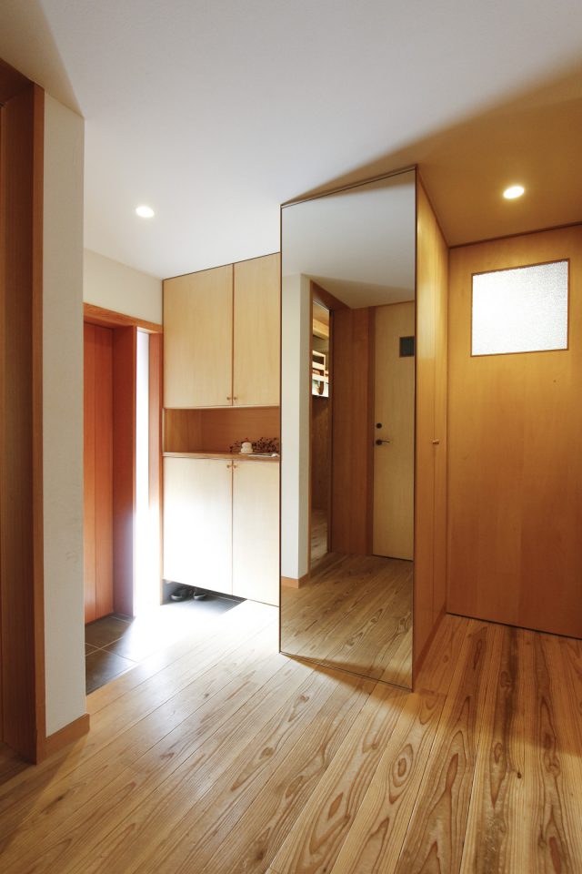 大きな姿見の鏡を設置した玄関。