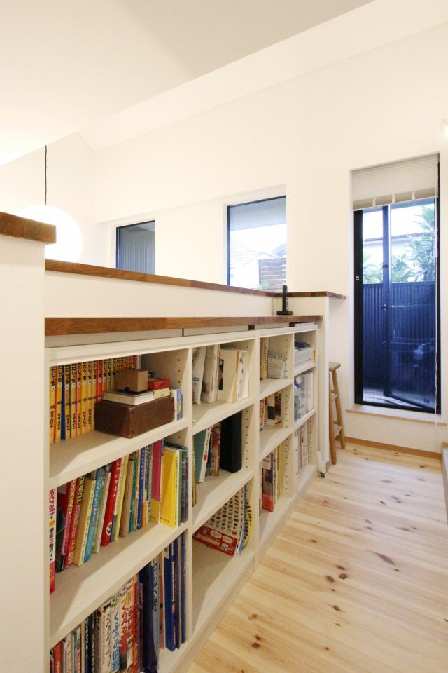 渡り廊下横の本棚。バルコニーへと続きます。