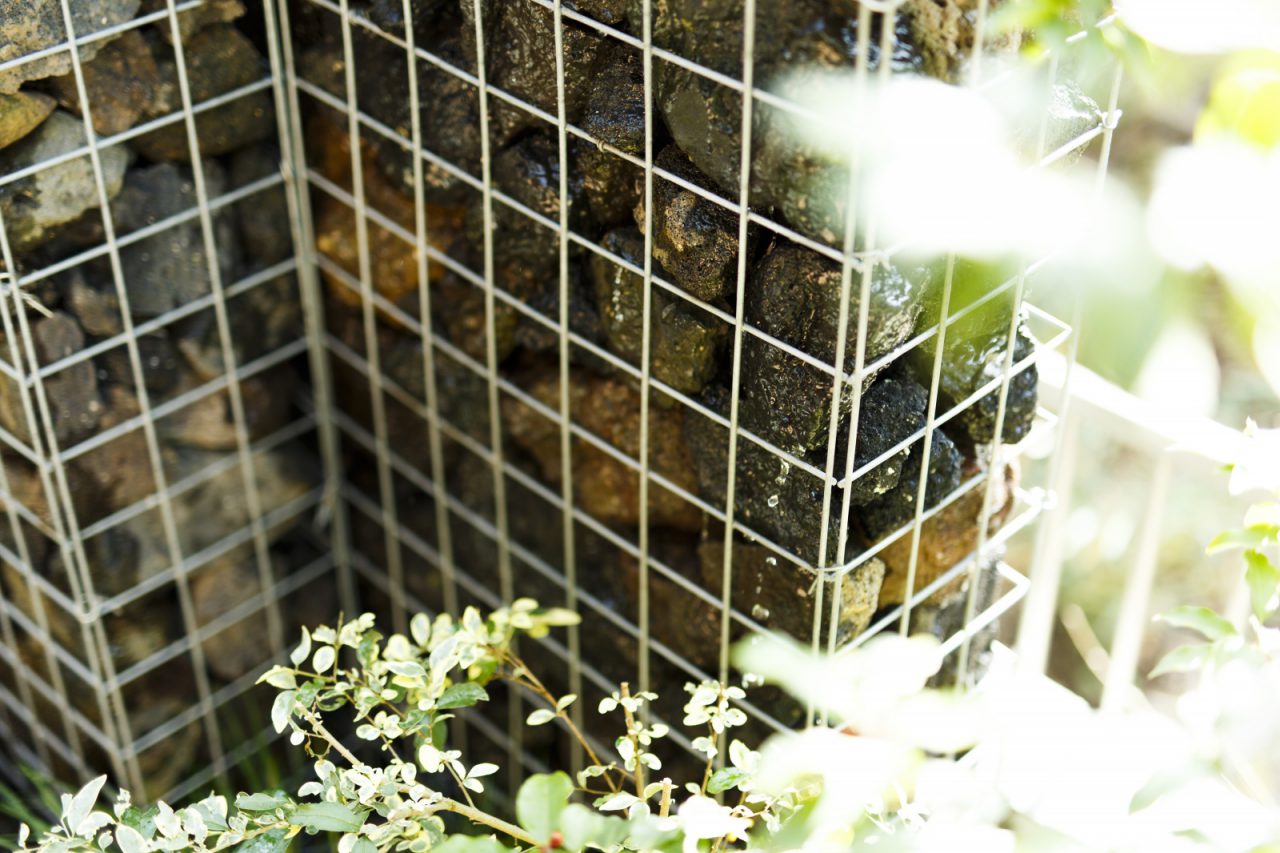 溶岩を積んだ「打水塀」。溶岩の間から水が流れ、涼を楽しめます。
