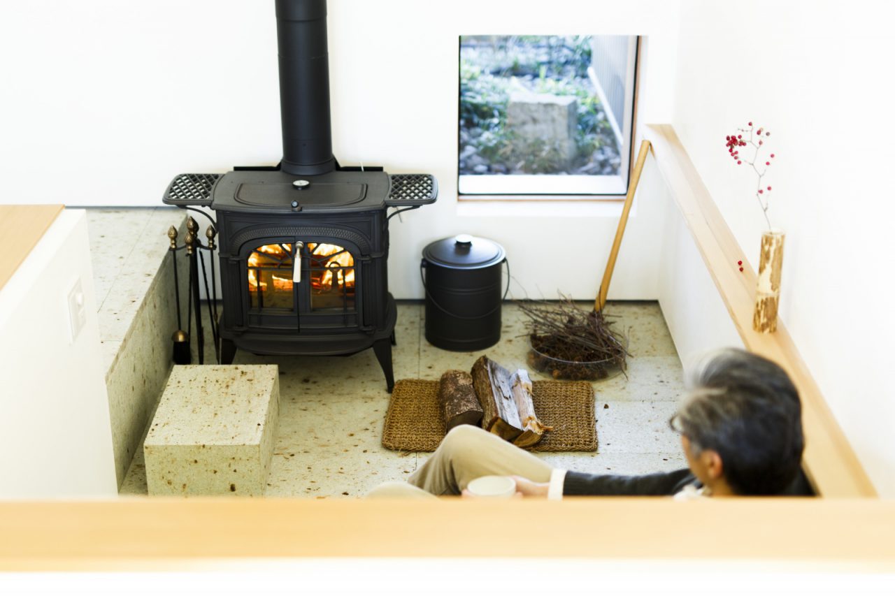 冬は、薪ストーブの炎を見ながらビールを飲んでいます。