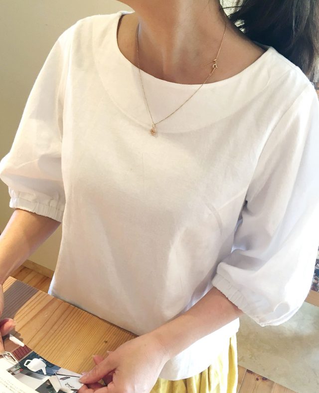 白のブラウスも素敵!