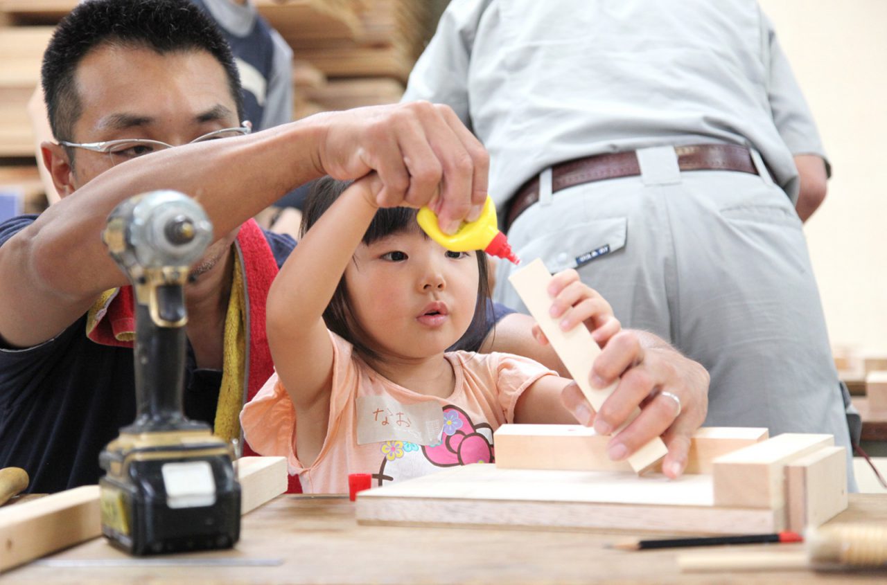 大工さんから教わりながら、お父さんと一緒に「こども椅子」をつくる