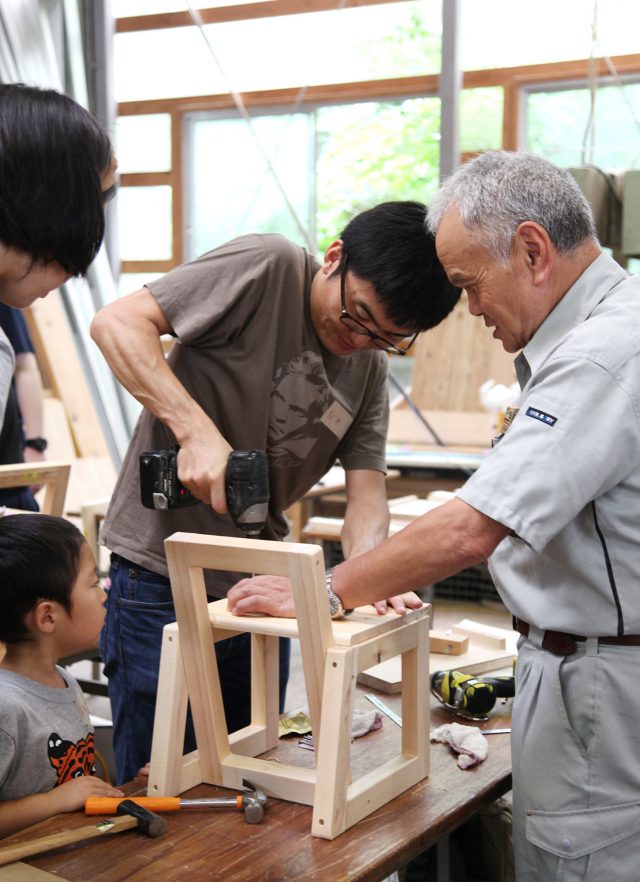 家の材料と同じ木をつかって、順序を確認しながら組みあげていきます