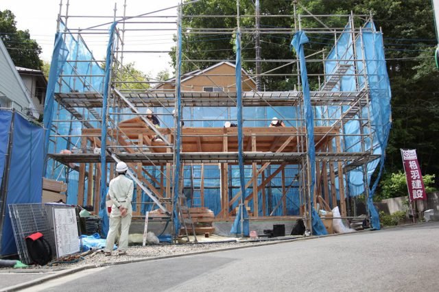 段取りをしてきた現場の上棟の様子を見守る