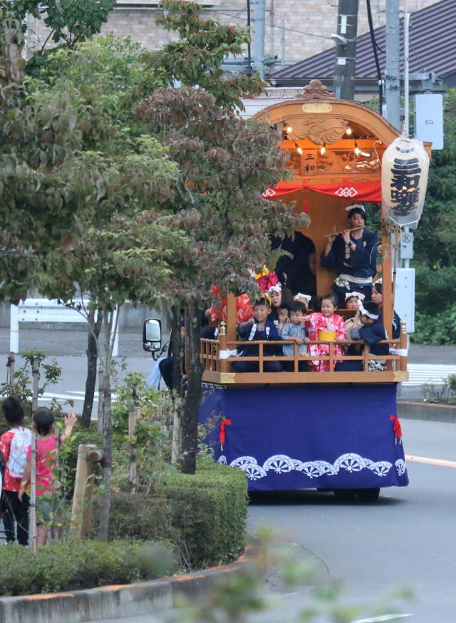 地元のお祭りに参加して山車で笛を演奏。地域のつながりを大事にしている。