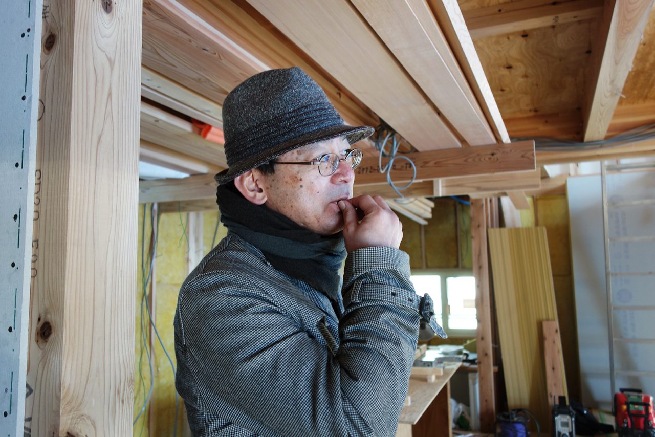 つむじに建築中の「i-works2015」の工事の確認に訪れた伊礼さん。