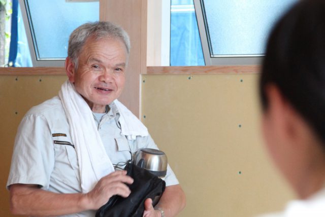 佐久間大工。現場で樋口さんと一緒に働く中で、「彼女は一生懸命に仕事に取り組む頑張り屋さん。これからの成長が楽しみだよ」