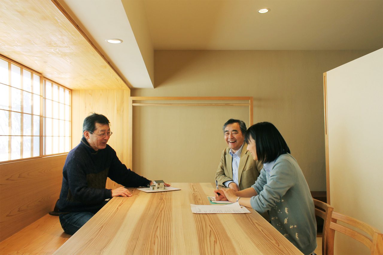 2015年冬、東村山の「つむじ」に「i-works2015」が完成する直前にインタビューが行われました（会場：あいばこ）