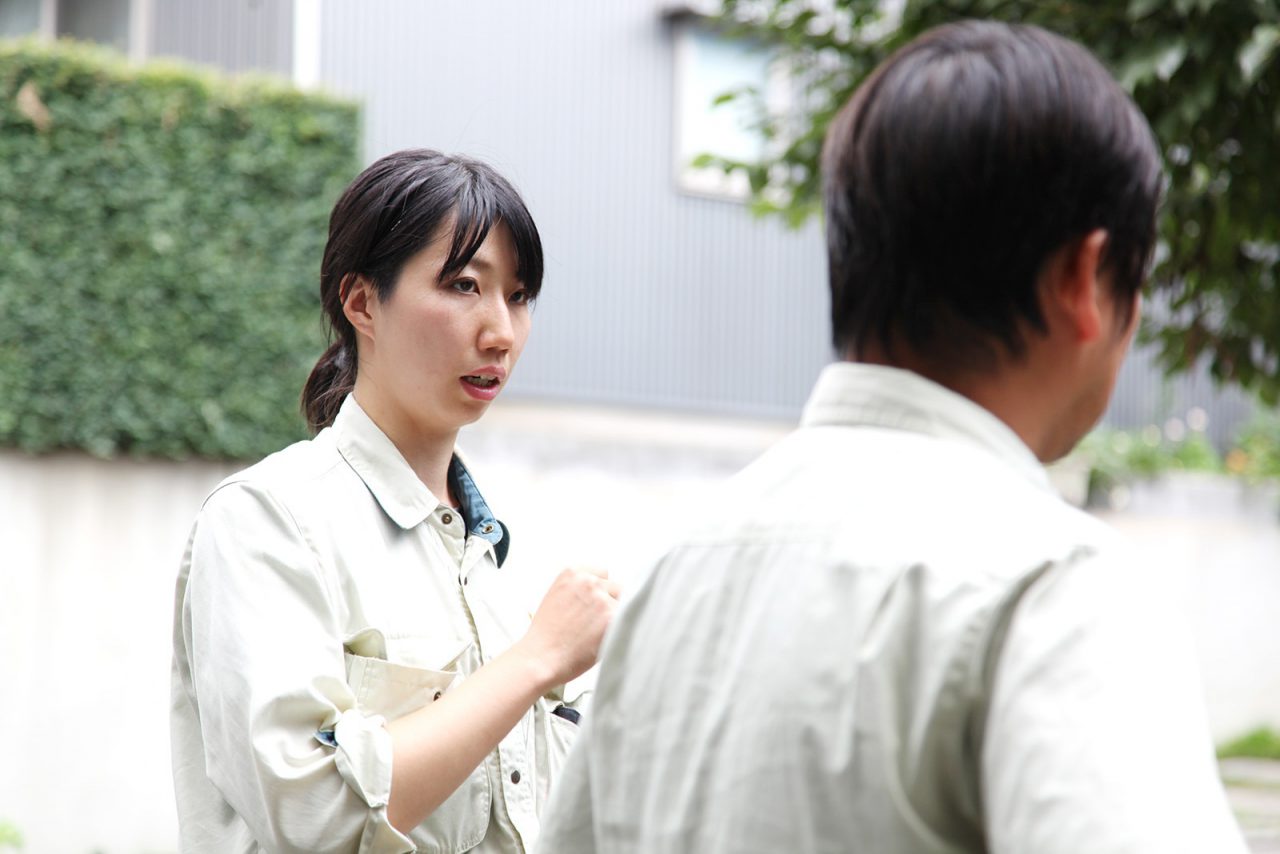 現場の進捗状況を工事部リーダーの渡邉さんに報告する