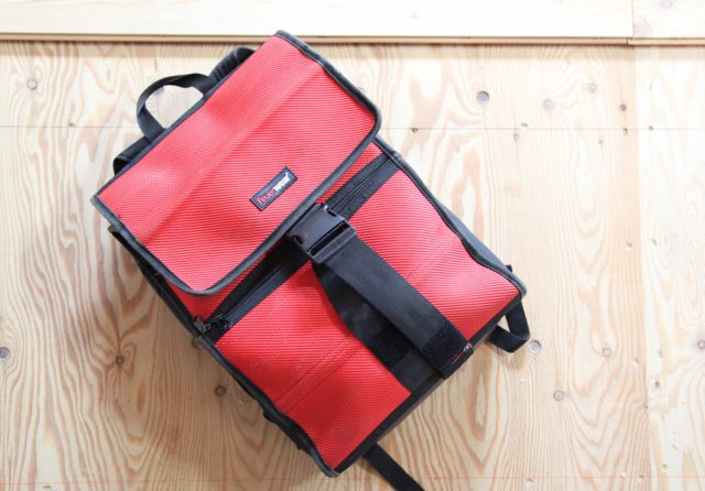 奮発して買った愛用のバック。ドイツの消防車のホース素材をリサイクルしてつくられたもの。可愛らしくも丈夫で、分厚い図面図書から着替えまで入る頼もしさ