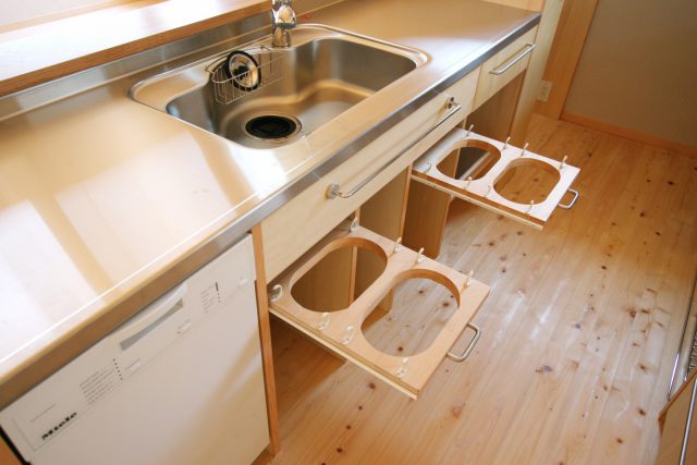 シンク下のスライド式ゴミ入れ