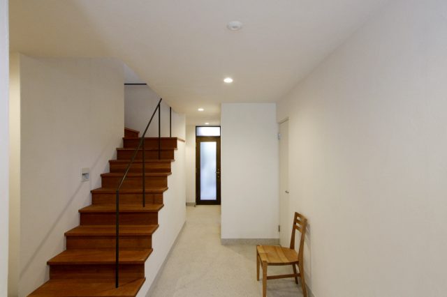 豆砂利で洗い出した土間のある玄関。