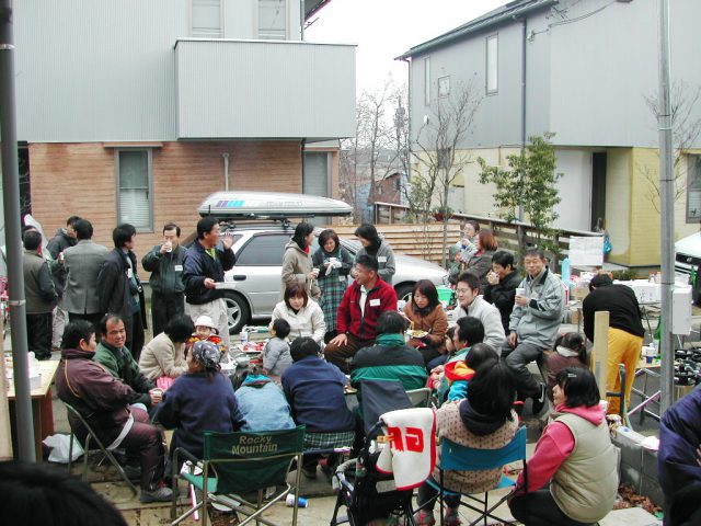 タウンの住まい手さんのバーベキュー交流会。建築に携わった職人さんも加わって皆で楽しいひとときを過ごします