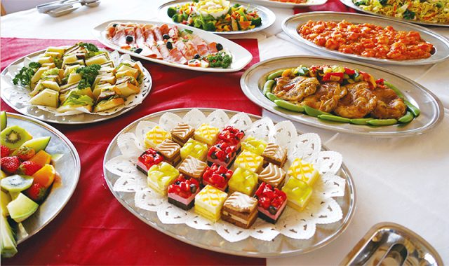 ビュッフェや定食の他にも、パーティメニューも注文できます！主菜からデザートまで美味しい料理をお腹いっぱい楽しめます。お誕生日会や懇親会などにオススメです。