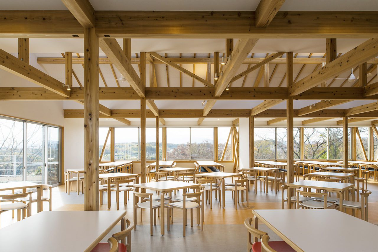 明るい光が差し込む爽やかな食堂内。利用人数によって机を並べ替えたりパーテーションで仕切ることも可能です。