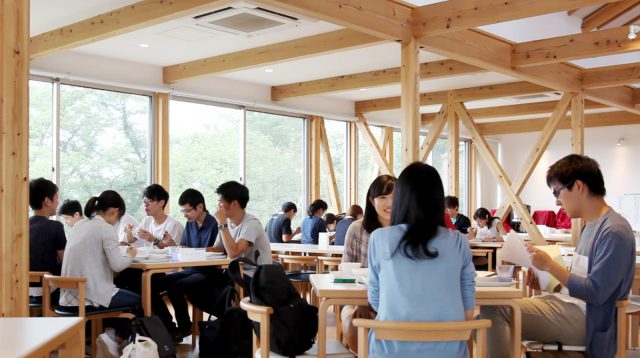 お昼時の様子。夏休みを利用して研修や合宿に来ている大学生たちがたくさん！とってもにぎやかです。