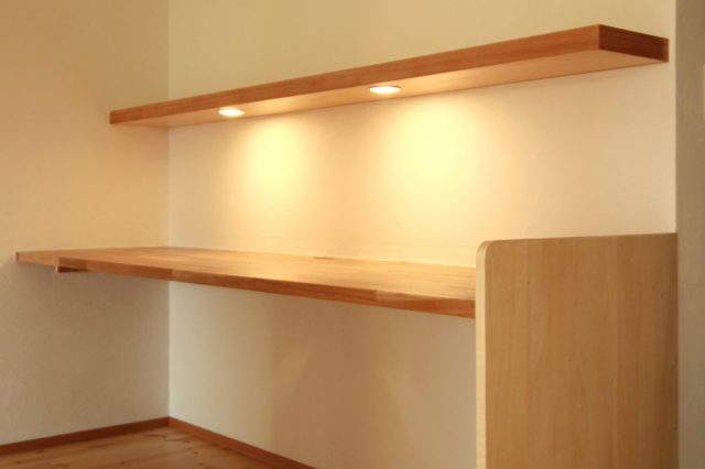 照明を埋め込んだ、造り付けのワークスペース