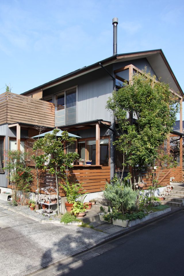 外の大きな木製フレームは緑のカーテン用につくられたもの。今はジャスミンが植えられていて、春になると黄色い花を咲かせます。