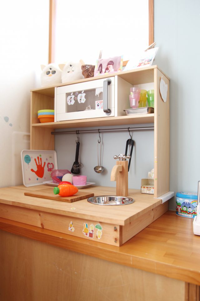 市販の棚を加工して可愛らしいキッチンに！